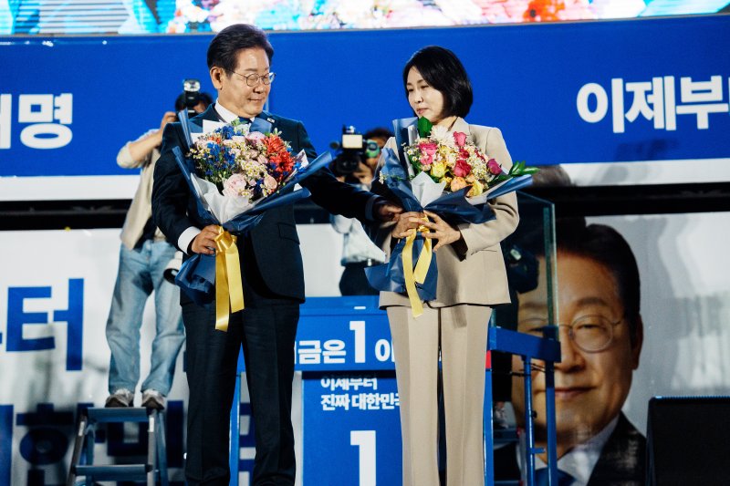 [서울=뉴시스] 조성우 기자 = 안전한 바카라사이트 대통령과 김혜경 여사가 4일 오전 서울 여의도 국회 앞에서 열린 국민 개표방송 행사에서 꽃다발을 받고 있다. (공동취재) 2025.06.04. photo@newsis.com