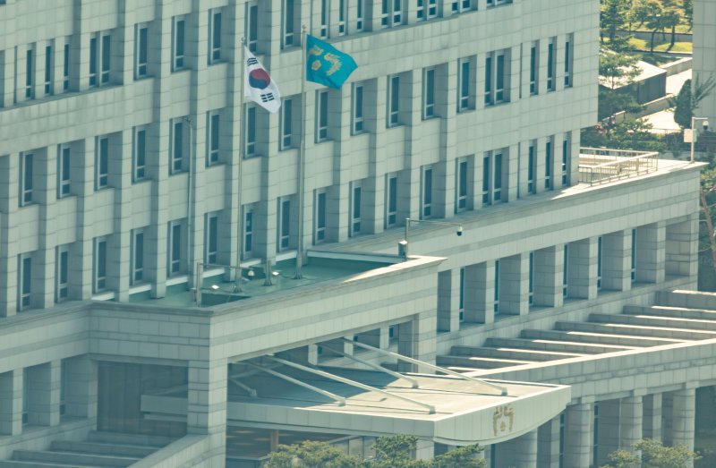 [서울=뉴시스] 사진공동취재단 = 안전한 바카라사이트 대통령의 임기가 시작된 4일 서울 용산구 대통령실 청사에 봉황기가 게양돼 있다. 2025.06.04. photo@newsis.com