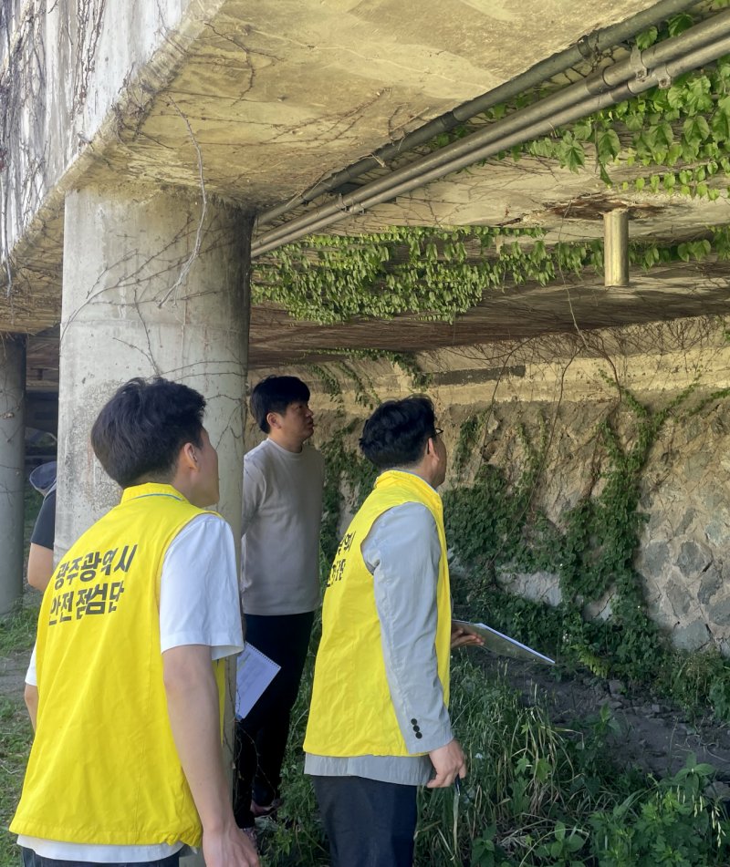 [광주=뉴시스] 광주시 우기 대비 재난 취약바카라사이트 굿모닝 점검. (사진=광주시청 제공). photo@newsis.com *재판매 및 DB 금지