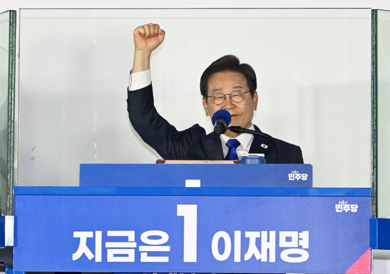 21대 대통령 선거에서 당선이 확실해진 이재명 더불어실시간-바카라사이트 후보가 4일 오전 서울 여의도 국회 앞에 마련된 개표방송 야외 무대에 올라 수락 연설을 하고 있다. (공동취재) 2025.6.4/실시간-바카라사이트1 ⓒ News1 안은나 기자