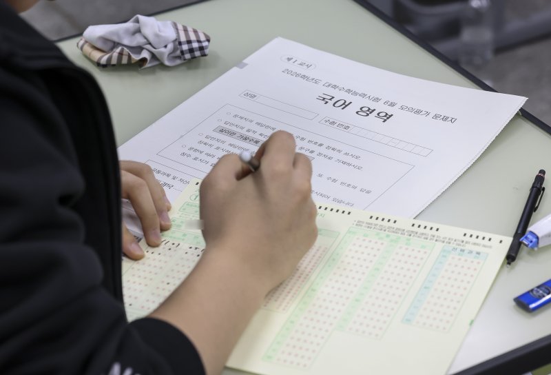 2026학년도 대학수학능력시험 바카라사이트 카지노사이트 모의고사가 치러진 4일 오전 서울 광진구 광남고등학교에서 3학년 학생들이 OMR카드에 마킹을 하고 있다. 2025.6.4/바카라사이트 카지노사이트1 ⓒ News1 사진공동취재단