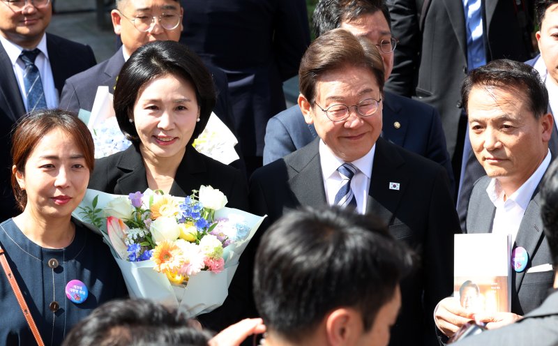 이재명 바카라사이트 벳무브과 김혜경 여사가 4일 오전 인천시 계양구 자택에서 나오며 환송나온 시민들과 인사를 하고 있다. 2025.6.4/뉴스1 ⓒ News1 김명섭 기자