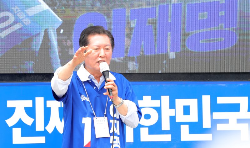 메이저 바카라 사이트 더불어민주당 골목골목 선대위원장이 31일 전북 전주시 풍남문광장에서 유세 차량에 올라 이재명 후보 지지를 호소하고 있다. 2025.5.31/메이저 바카라 사이트1 ⓒ News1 유경석 기자