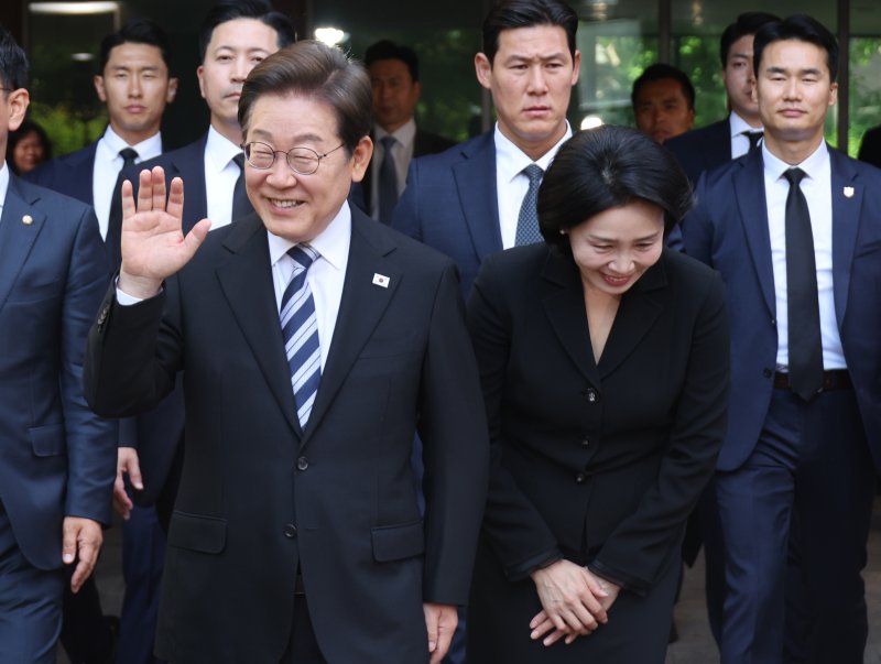 [인천=뉴시스] 최진석 기자 = 바카라사이트 온카판 대통령과 김혜경 여사가 4일 인천 계양구 사저를 나서며 주민들을 향해 인사하고 있다. (대통령실통신사진기자단) 2025.06.04. myjs@newsis.com