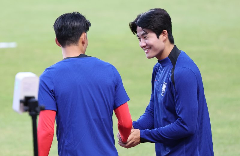 대한민국 축구 국가대표팀 인터넷 바카라사이트와 손흥민이 3일 오후 경기 고양시 고양종합운동장에서 가진 소집훈련을 참석하며 인사를 나누고 있다. 대표팀은 오는 5일 서울 상암월드컵경기장에서 팔레스타인과 2026 국제축구연맹(FIFA) 북중미 월드컵 3차 예선 1차전을 치른다. 2024.9.3/인터넷 바카라사이트1 ⓒ News1 김도우 기자