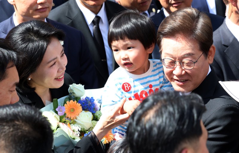 이재명 바카라사이트 카지노사이트과 김혜경 여사가 4일 오전 인천시 계양구 자택에서 나오며 환송나온 바카라사이트 카지노사이트 인사를 하고 있다. ⓒ News1 김명섭 기자