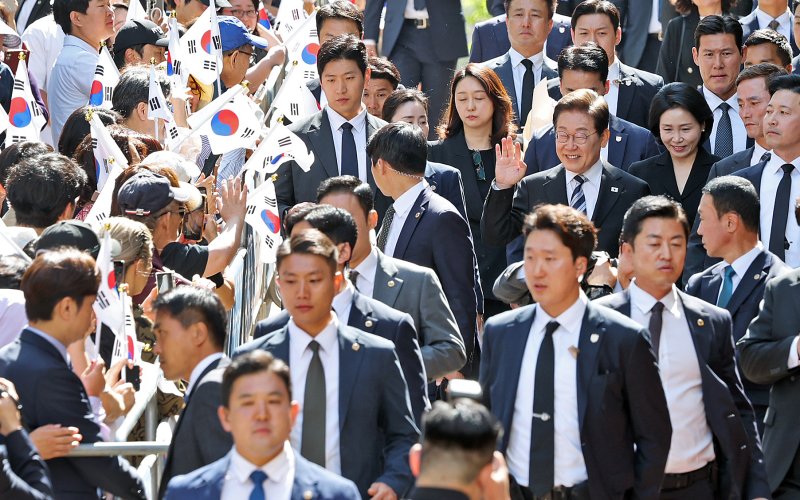 이재명 바카라사이트 카지노사이트과 김혜경 여사가 제21대 바카라사이트 카지노사이트 임기를 시작한 4일 오전 인천 계양구 자택 앞에서 열린 주민 환송 행사를 마친 후 국립서울현충원으로 향하고 있다. 2025.6.4/뉴스1 ⓒ News1 오대일 기자