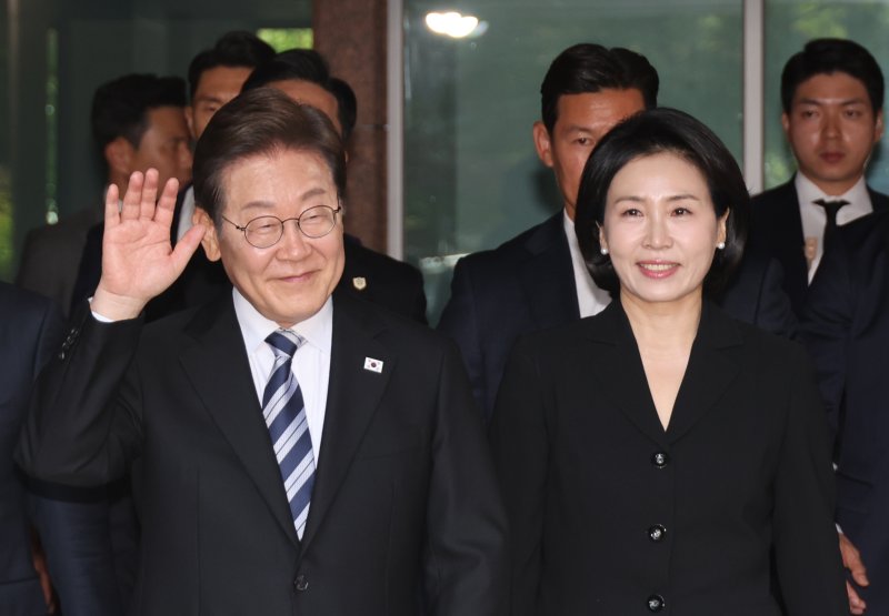 [인천=뉴시스] 최진석 기자 = 바카라 꽁 머니 대통령과 김혜경 여사가 4일 인천 계양구 사저를 나서며 주민들을 향해 인사하고 있다. (대통령실통신사진기자단) 2025.06.04. myjs@newsis.com