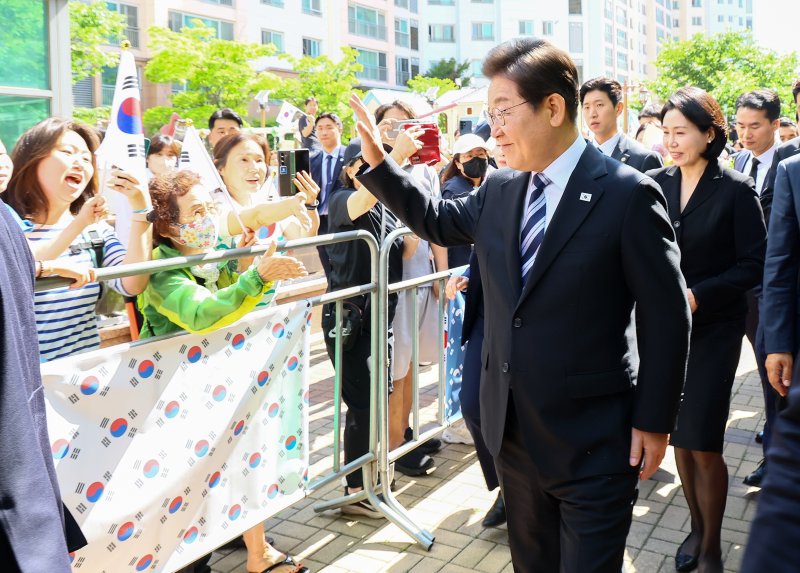 [인천=뉴시스] 최진석 기자 = 바카라 꽁 머니 대통령이 4일 인천 계양구 사저를 나서며 주민들을 향해 인사하고 있다. (대통령실통신사진기자단) 2025.06.04. myjs@newsis.com