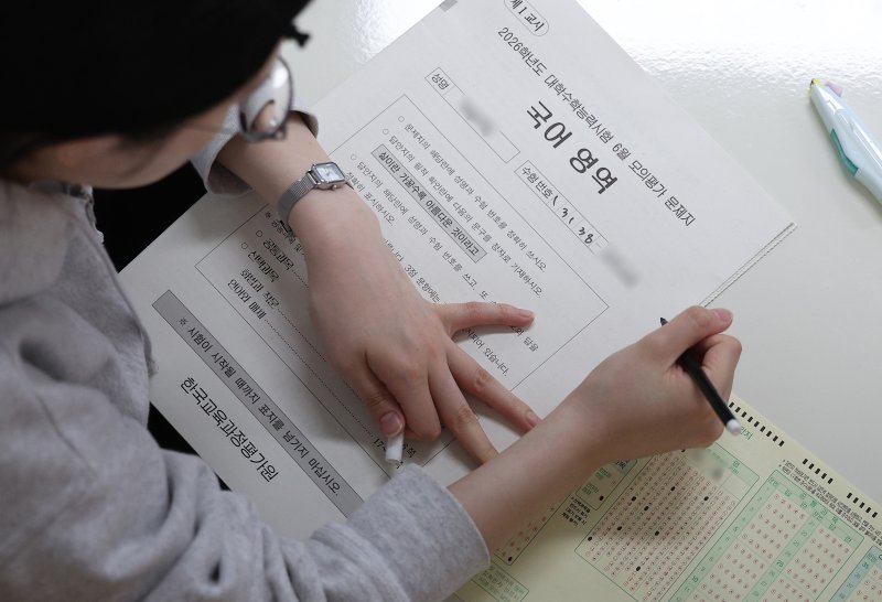 [대구=바카라 온라인] 이무열 기자 = 2026학년도 대학수학능력시험 6월 바카라 온라인가 실시된 4일 대구 수성구 대구여자고등학교에서 3학년 학생들이 배부받은 문제지를 살펴보고 있다. 2025.06.04. lmy@newsis.com