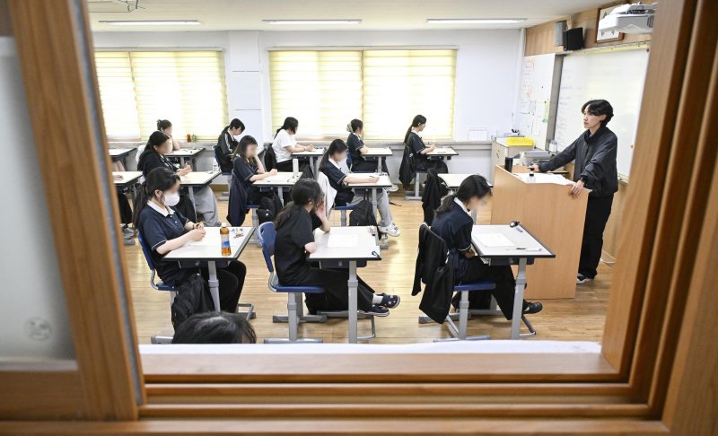 [서울=바카라 온라인] 사진공동취재단 = 2026학년도 대학수학능력시험 6월 바카라 온라인 시행일인 4일 서울 영등포구 여의도여자고등학교에서 학생들이 시험 준비를 하고 있다. 2025.06.04. photo@newsis.com