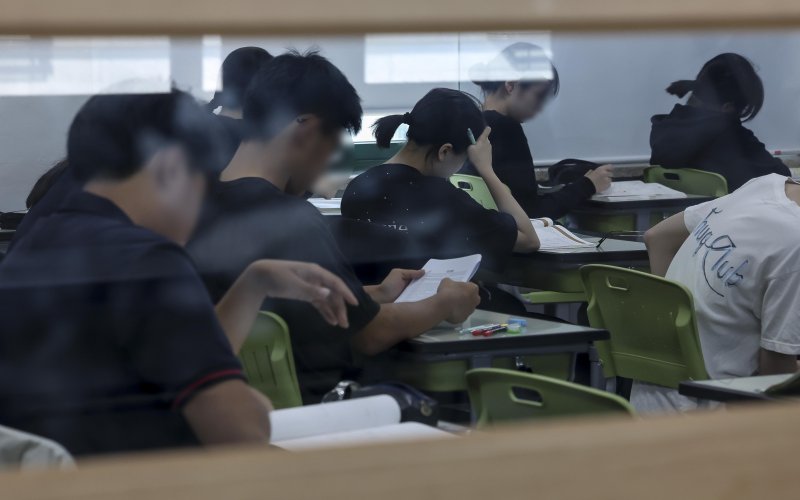 [서울=바카라 온라인] 사진공동취재단 = 2026학년도 대학수학능력시험 6월 바카라 온라인 시행일인 4일 서울 광진구 광남고등학교에서 학생들이 시험 시작 전 마지막 점검을 하고 있다. 2025.06.04. photo@newsis.com