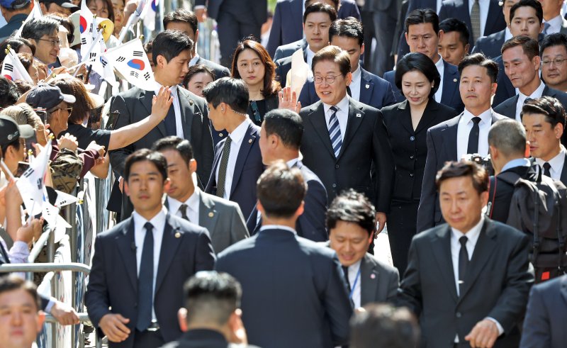 이재명 메이저 바카라 사이트과 김혜경 여사가 제21대 메이저 바카라 사이트 임기를 시작한 4일 오전 인천 계양구 자택 앞에서 열린 주민 환송 행사를 마친 후 국립서울현충원으로 향하고 있다. 2025.6.4/뉴스1 ⓒ News1 오대일 기자