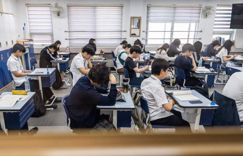 [서울=바카라 온라인] 사진공동취재단 = 2026학년도 대학수학능력시험 6월 바카라 온라인 시행일인 4일 서울 금천구 금천고등학교에서 학생들이 시험 시작 전 마지막 점검을 하고 있다. 2025.06.04. photo@newsis.com
