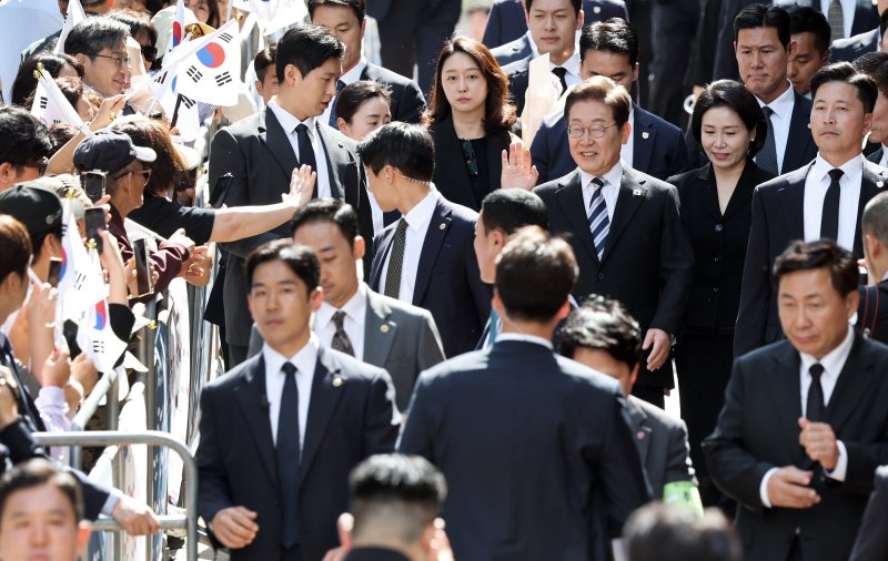 이재명 대통령과 김혜경 여사가 제21대 대통령 임기를 시작한 4일 오전 인천 계양구 자택 앞에서 열린 주민 환송 행사를 마친 후 국립서울현충원으로 향하고 있다. /사진=뉴스1
