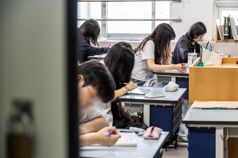 [서울=바카라 온라인] 사진공동취재단 = 2026학년도 대학수학능력시험 6월 바카라 온라인 시행일인 4일 서울 금천구 금천고등학교에서 학생들이 시험 시작 전 마지막 점검을 하고 있다. 2025.06.04. photo@newsis.com