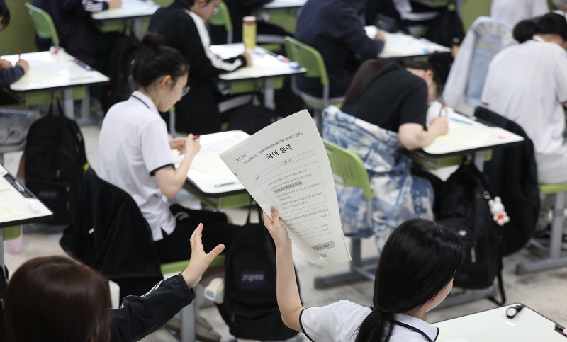 [대구=바카라 온라인] 이무열 기자 = 2026학년도 대학수학능력시험 6월 바카라 온라인가 실시된 4일 대구 수성구 대구여자고등학교에서 3학년 학생들이 문제지를 배부받고 있다. 2025.06.04. lmy@newsis.com