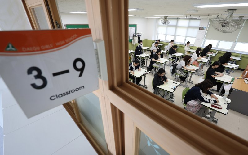 [대구=바카라 온라인] 이무열 기자 = 2026학년도 대학수학능력시험 6월 바카라 온라인가 실시된 4일 대구 수성구 대구여자고등학교에서 3학년 학생들이 배부받은 답안지를 작성하고 있다. 2025.06.04. lmy@newsis.com
