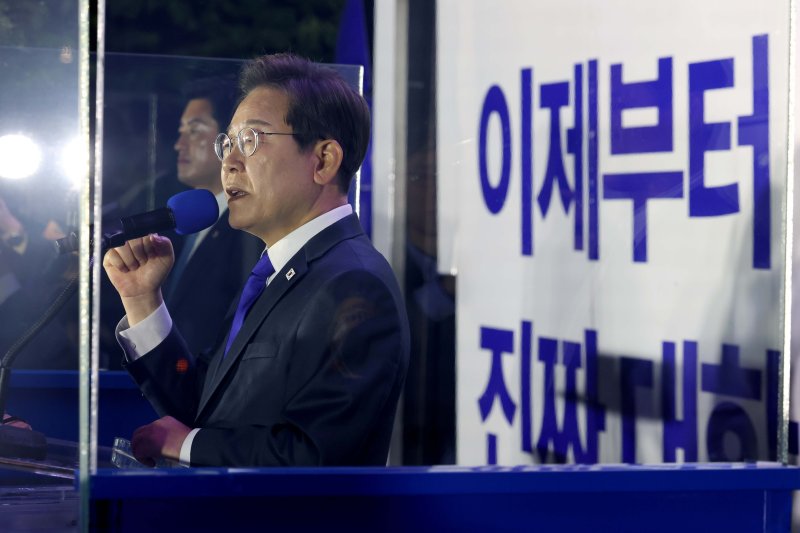 당선이 확실시된 이재명 더불어민주당 바카라사이트 소울카지노 후보가 4일 서울 여의도 국회 앞에 마련된 민주당 국민개표방송시청 현장에서 연설을 하고 있다. (공동취재) 2025.6.4/뉴스1 ⓒ News1 안은나 기자