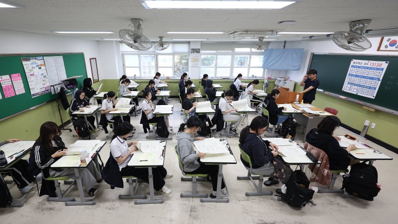 [대구=바카라 온라인] 이무열 기자 = 2026학년도 대학수학능력시험 6월 바카라 온라인가 실시된 4일 대구 수성구 대구여자고등학교에서 3학년 학생들이 배부받은 문제지를 살펴보고 있다. 2025.06.04. lmy@newsis.com