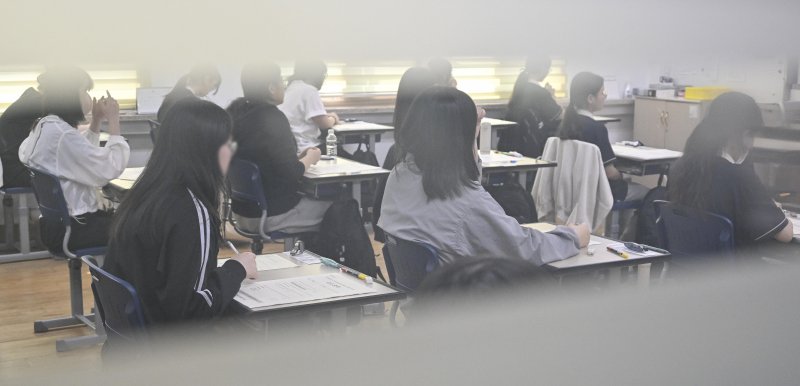 [서울=바카라 온라인] 사진공동취재단 = 2026학년도 대학수학능력시험 6월 바카라 온라인 시행일인 4일 서울 영등포구 여의도여자고등학교에서 학생들이 시험 준비를 하고 있다. 2025.06.04. photo@newsis.com