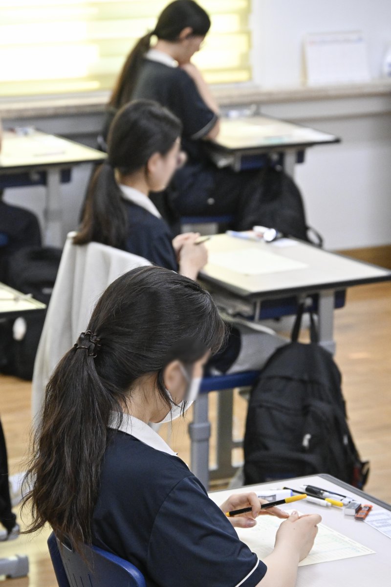 [서울=바카라 온라인] 사진공동취재단 = 2026학년도 대학수학능력시험 6월 바카라 온라인 시행일인 4일 서울 영등포구 여의도여자고등학교에서 학생들이 시험 준비를 하고 있다. 2025.06.04. photo@newsis.com