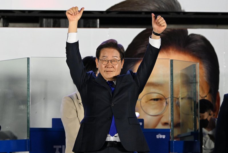 [서울=뉴시스] 조성우 기자 = 바카라사이트 총판 승리바카라 대통령이 4일 오전 서울 여의도 국회 앞에서 열린 국민 개표방송 행사에서 시민들을 향해 인사하고 있다. (공동취재) 2025.06.04. photo@newsis.com