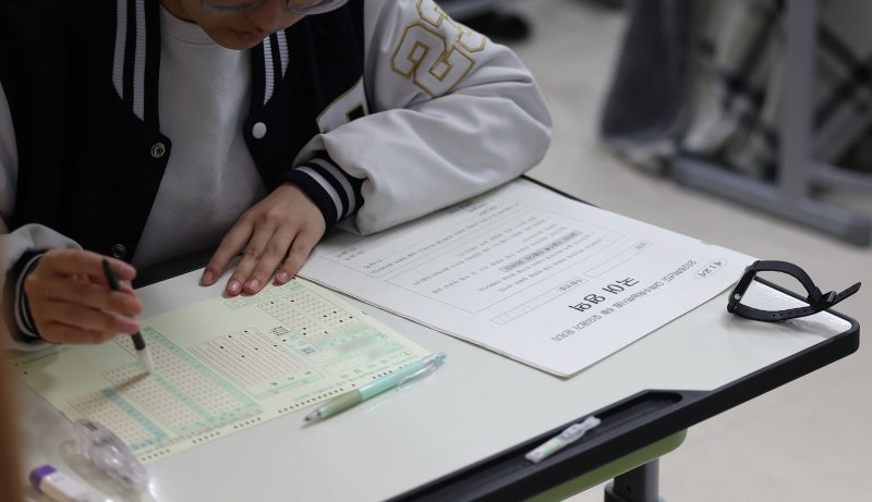 [대구=뉴시스] 이무열 기자 = 2026학년도 대학수학능력시험 바카라사이트 카지노판 모의평가가 실시된 4일 대구 수성구 대구여자고등학교에서 3학년 학생들이 배부받은 답안지를 작성하고 있다. 2025.06.04. lmy@newsis.com