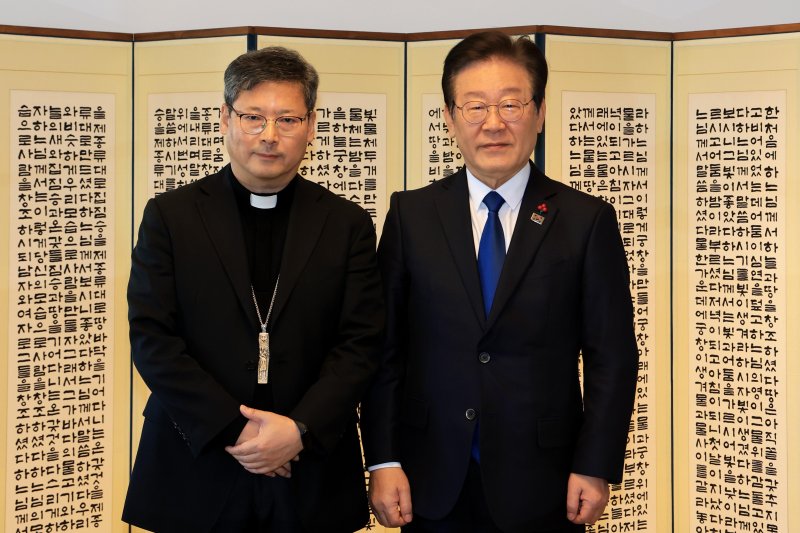 [서울=뉴시스] 국회사진기자단 = 이재명 더불어민주당 대표가 12일 오전 서울 중구 천주교 서울대교구청에서 정순택 메이저 바카라사이트 주사위와 기념촬영 하고 있다. 2024.12.12. photo@newsis.com