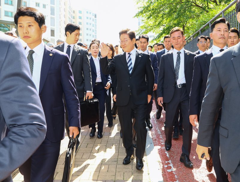 4일 새벽 여의도부터 국회까지…네번 바뀐 '이재명의 넥타이'