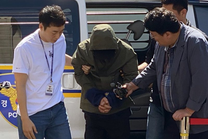생활고를 비관해 처자식을 바카라사이트 총판 혐의로 체포된 A씨(49)가 지난 6월 4일 오전 광주지방법원에서 열린 구속 전 피의자 심문(영장실질심사)에 출석하고 있다. /사진=연합뉴스