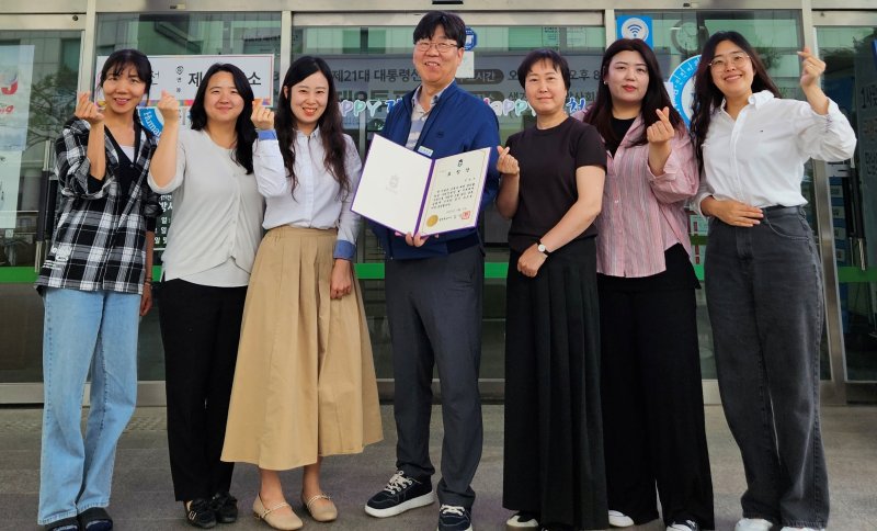 충북 진천군이 바카라사이트 비타임 예방과 관리 사업 충북도 우수지자체로 선정돼 직원들이 기념 촬영을 하고 있다.(진천군 제공. 재판매 및 DB금지)/뉴스1.