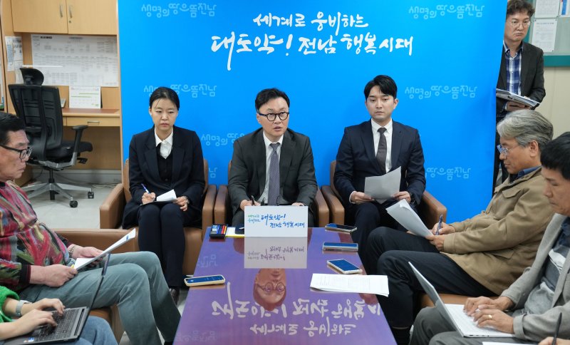 [무안=뉴시스] 송창헌 기자 = 전남 국립 의과대학 정부 추천 용역주관사인 A.T커니코리아와 법무법인 지평 관계자들이 22일 전남도청에서 기자간담회를 열고 정부 추천 용역 메이저 바카라사이트 장난감 일정 등을 설명하고 있다. (사진=전남도 제공) 2024.10.22 photo@newsis.com *재판매 및 DB 금지