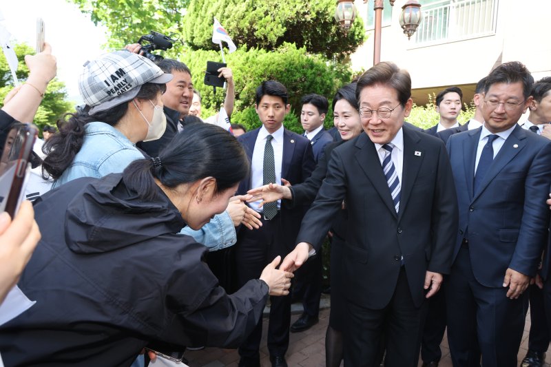 [인천=뉴시스] 최진석 기자 = 이재명 대통령과 김혜경 여사가 4일 인천 계양구 사저에서 주민들과 인사를 나누고 있다. (대통령실통신사진기자단) 2025.06.04. myjs@newsis.com <저작권자ⓒ 공감언론 뉴시스통신사. 무단전재-재배포 금지.> /사진=뉴시스화상