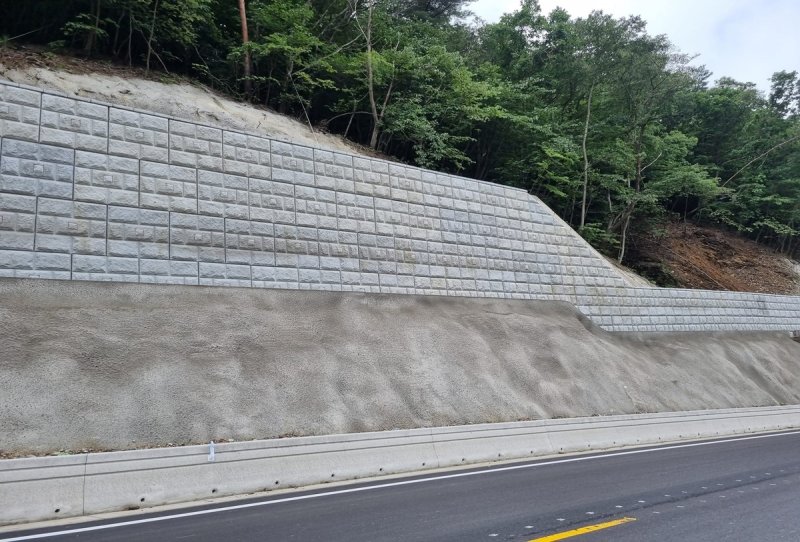 충북 보은군 국도변 비탈면의 시공 전 상태 (출처=연합뉴스)