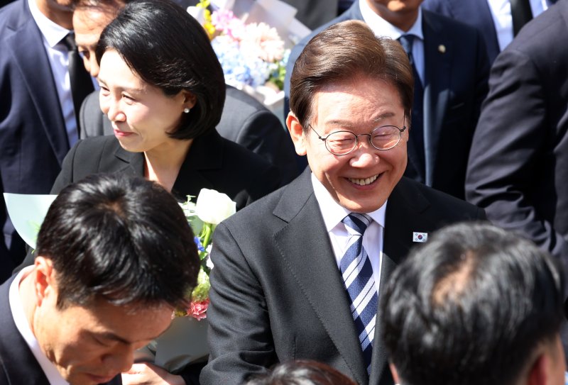 이재명 대통령과 김혜경 여사가 4일 오전 인천시 메이저 바카라 사이트 자택에서 나오며 환송나온 시민들과 인사를 하고 있다. 2025.6.4/뉴스1 ⓒ News1 김명섭 기자