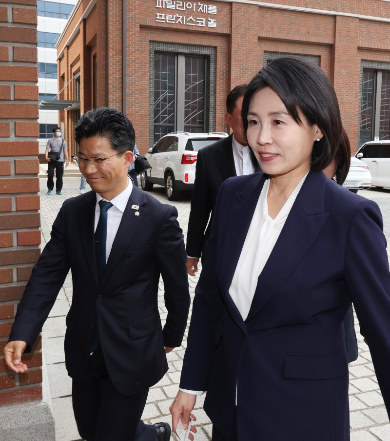 토토 바카라 사이트 더불어민주당 대통령 후보의 부인 토토 바카라 사이트 여사가 13일 오후 서울 중구 천주교 서울대교구청에서 정순택 서울대교구장과 면담하기 위해 교구청으로 들어가고 있다. ⓒ News1 장수영 기자