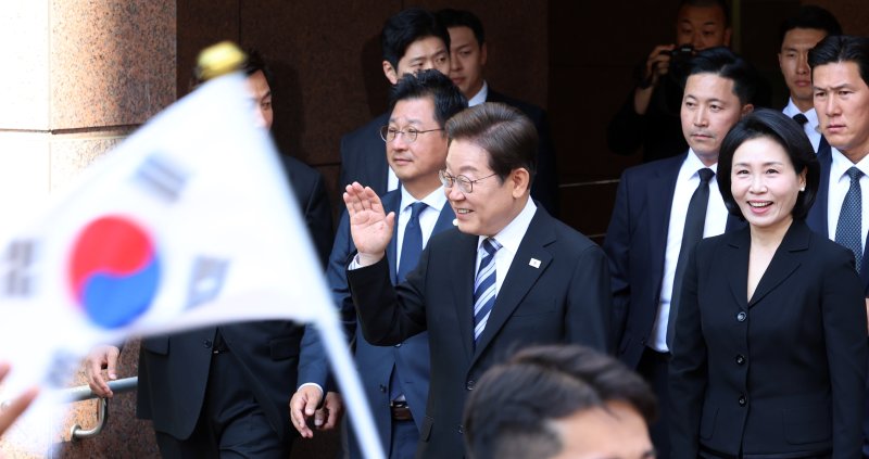이재명 대통령과 김혜경 여사가 4일 오전 인천시 계양구 자택에서 나오며 환송나온 시민들과 인사를 하고 있다. 2025.6.4/뉴스1 ⓒ News1 김명섭 기자
