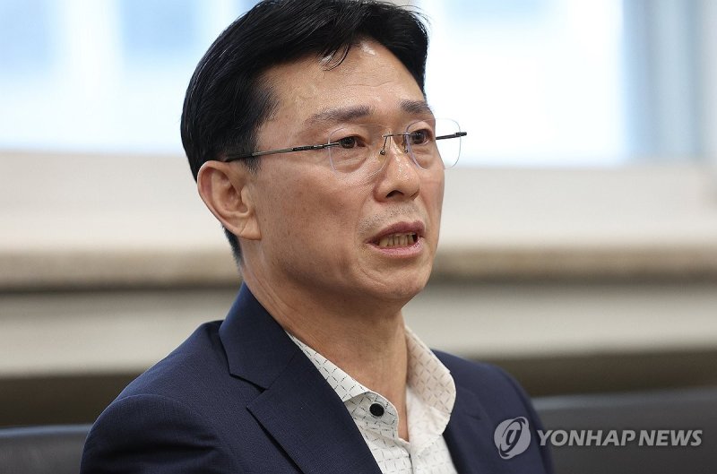 취재진 인터뷰 응하는 임성근 전 사단장 (출처=연합뉴스)