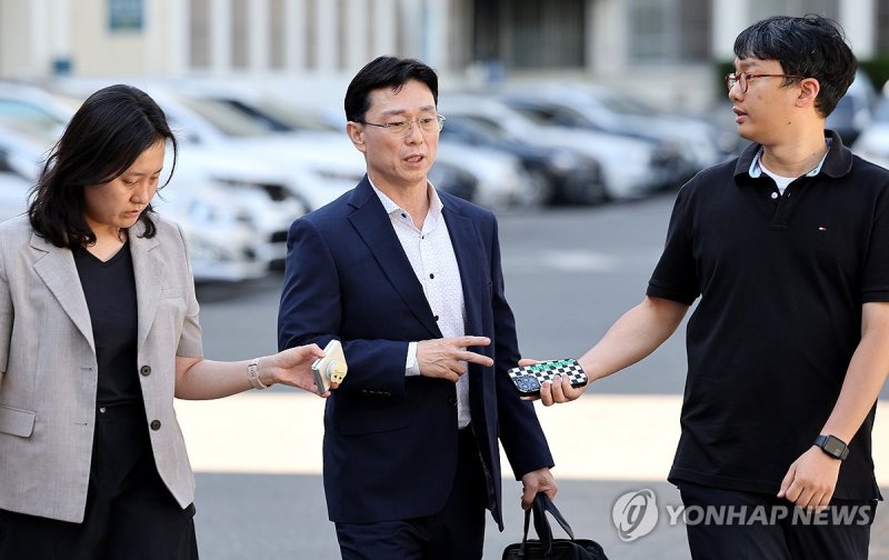 취재진 질문에 답변하는 임성근 전 사단장 (출처=연합뉴스)
