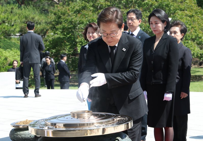 [서울=뉴시스] 고범준 기자 = 이재명 대통령이 4일 서울 동작구 국립서울현충원 현충탑에 분향하고 있다. 2025.06.04. bjko@newsis.com <저작권자ⓒ 공감언론 뉴시스통신사. 무단전재-재배포 금지.> /사진=뉴시스화상