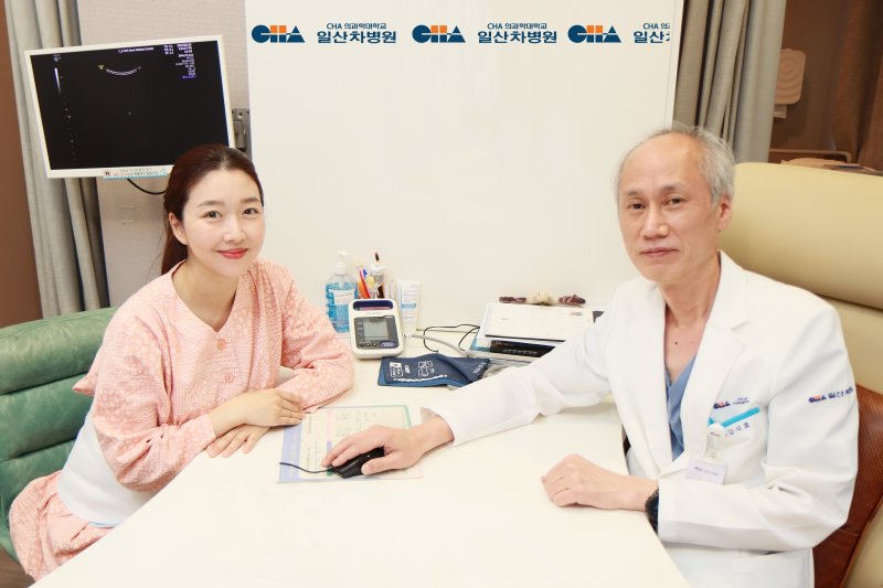 [서울=뉴시스]써니다혜씨가 주치의 강석호 교수와 기념 촬영을 하고 있다. (사진= 차병원 제공) 2025.06.04. photo@newsis.com.