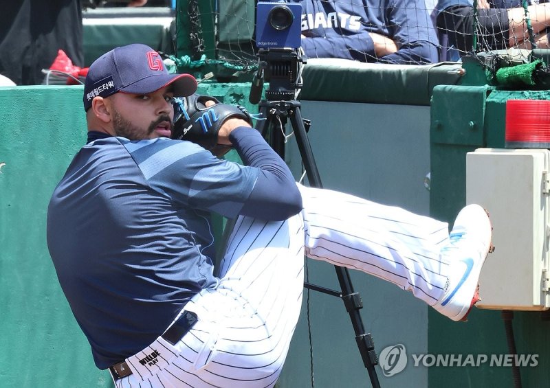 KBO리그, 1200만 관중 시대 열릴까… 한화·롯데 약진에 팬심 '활활'