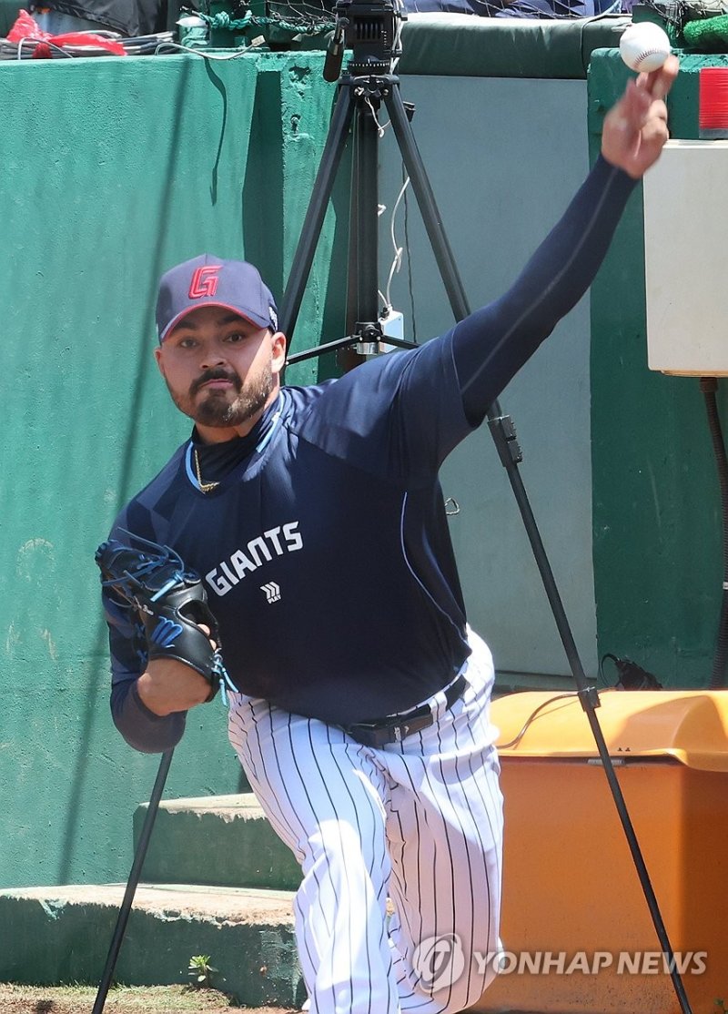 롯데 좌완 외국인 투수 감보아 불펜투구 (출처=연합뉴스)