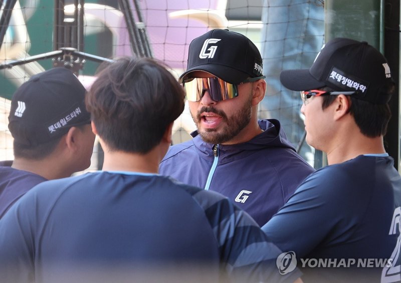 롯데 투수들과 이야기하는 감보아 (출처=연합뉴스)