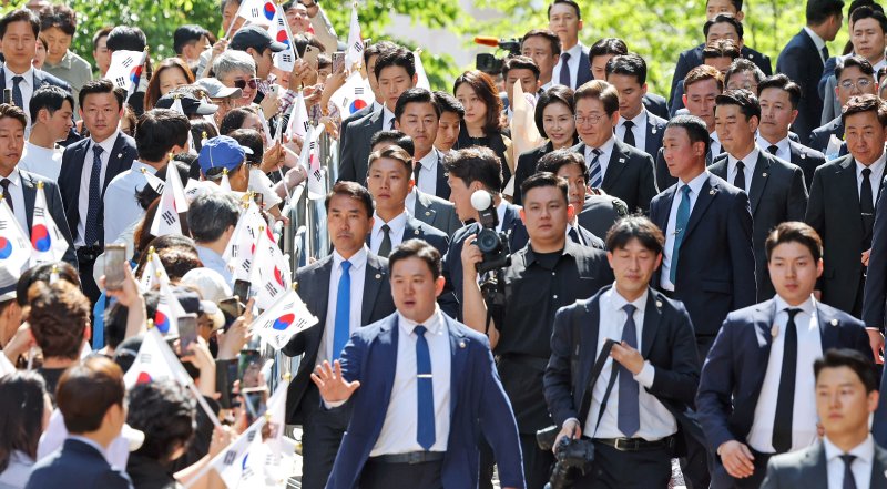 이재명 대통령과 김혜경 여사가 제21대 대통령 임기를 시작한 4일 오전 인천 계양구 자택 앞에서 열린 주민 환송 행사를 마친 후 국립서울현충원으로 향하고 있다. 2025.6.4/뉴스1 ⓒ News1 오대일 기자