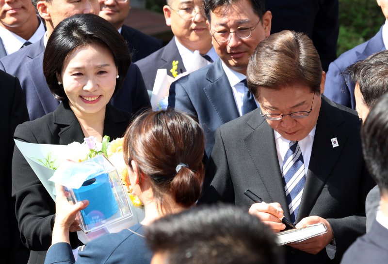 이재명 대통령과 김혜경 여사가 4일 오전 인천시 계양구 자택에서 나오며 환송나온 시민들과 인사를 하고 있다. 2025.6.4/뉴스1 ⓒ News1 김명섭 기자