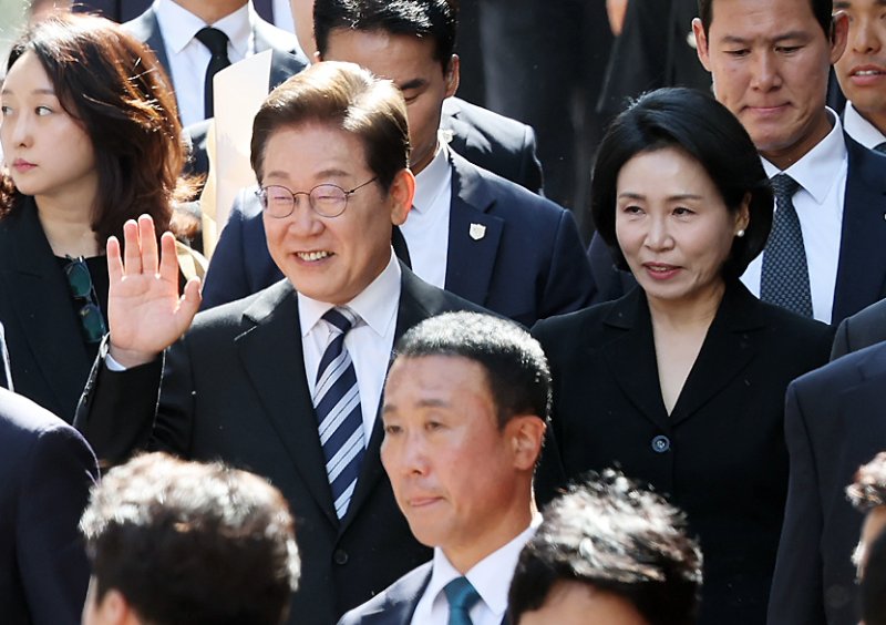 이재명 대통령과 김혜경 여사가 제21대 대통령 임기를 시작한 4일 오전 인천 계양구 자택 앞에서 열린 주민 환송 행사를 마친 후 국립서울현충원으로 향하고 있다. 2025.6.4/뉴스1 ⓒ News1 오대일 기자