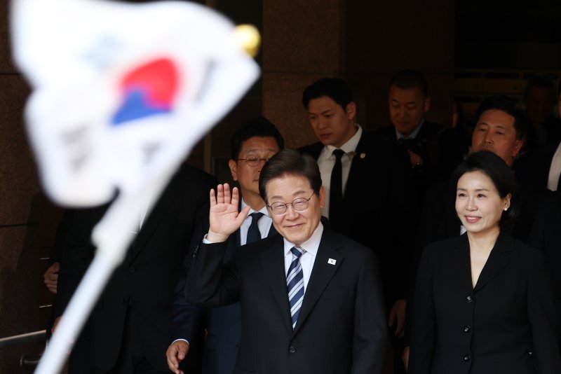 이재명 대통령과 김혜경 여사가 4일 오전 인천시 계양구 자택에서 나오며 환송나온 시민들과 인사를 하고 있다. 2025.6.4/뉴스1 ⓒ News1 김명섭 기자