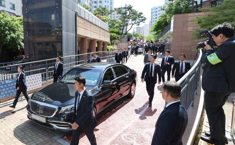이재명 대통령이 제21대 대통령 임기를 시작한 4일 오전 인천 계양구 자택 앞에서 열린 주민 환송 행사를 마친 후 국립서울현충원으로 향하고 있다. 2025.6.4/뉴스1 ⓒ News1 오대일 기자